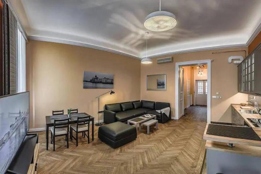 Apartment Your Worry Free Close To Parliament